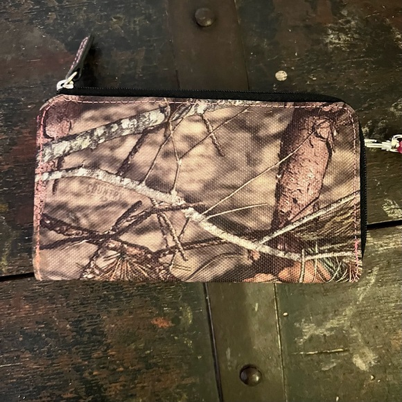 NWOT Webers Camoleather Mossy Oak/pink womens wallet. - Picture 2 of 9